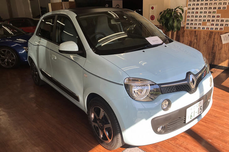 走行6万8000km／修復歴ナシ／本体価格115万円の「ルノー・トゥインゴEDCキャンバストップ」。関東地区で2番目に安い販売車両として、中古車検索サイトに掲載されていた。