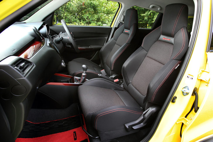 スポーツ走行時にドライバーをしっかり支えられることを重視した、ヘッドレスト一体型の専用フロントシート。背もたれには「Sport」のロゴが刺しゅうされている。