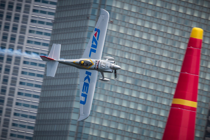 室屋選手の「EDGE 540 V3」。最後に飛行したマルティン・ソンカ選手とは大接戦となり、わずか0.105秒差で室屋選手の勝利となった。（Samo Vidic/Red Bull Content Pool）