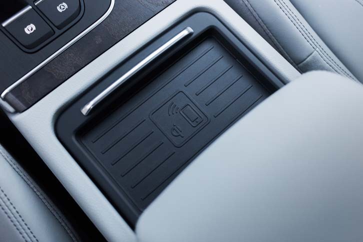 「Qi規格」に対応したスマートフォンであれば、この上に置くことでケーブルをつながずに充電することができる。