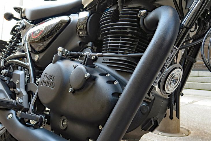 エンジンは排気量349ccの空冷単気筒SOHC。ロイヤルエンフィールド伝統のロングストローク型で、「ハンター350」では車両の特性に合わせてスロットルレスポンスが改良されている。