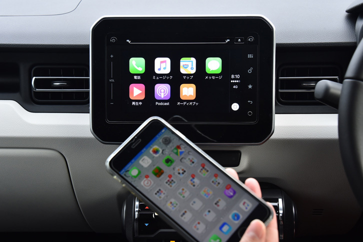 「イグニス」に用意されるメーカーオプションのメモリーナビは、国産車の純正ナビとして初めて「Apple CarPlay」に対応。アップル社のスマートフォンであれば、車載のモニターで操作が可能となる。