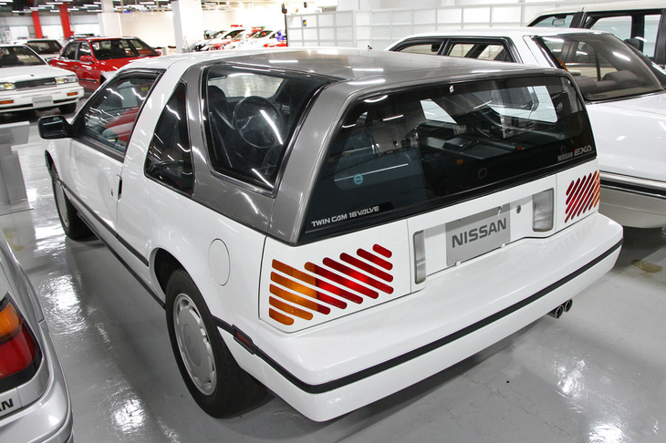 1986年「日産エクサ キャノピー タイプB」。同年に「パルサー」が3代目に世代交代した際にシリーズから独立した「エクサ」。最大の特徴は、カリフォルニアに設立されたNDI（Nissan Design International）が手がけた「着せ替えボディー」である。Tバールーフを備えたボディーのリアセクションはデタッチャブル式で、ノッチバックの「クーペ」にもスポーツワゴン風の「キャノピー」にもなった。だが日本では法規上「着せ替え」は許されておらず、いずれかの形態でのみ販売された。