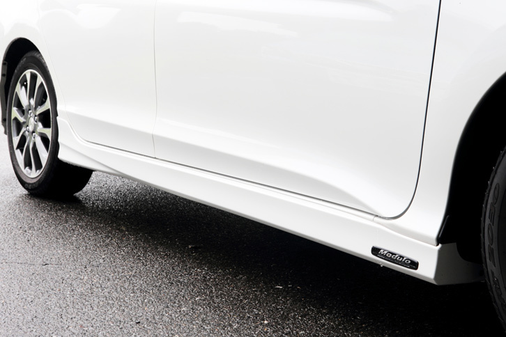 空力性能を高める左右のロアスカート。乗降時に足元を照らすホワイトLEDのパドルライトを装着することもできる。