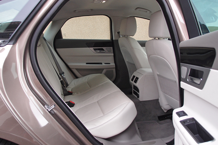 座面、背もたれともに大きく後傾した後席。ニールームは先代比で24mm拡大された。