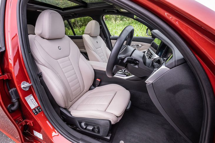 ヴァーネスカレザーのフロントシートは「アルピナラグジュアリーパッケージ」に含まれるオプションアイテム。アルピナのメタルエンブレムが、背もたれの上部に装着されている。