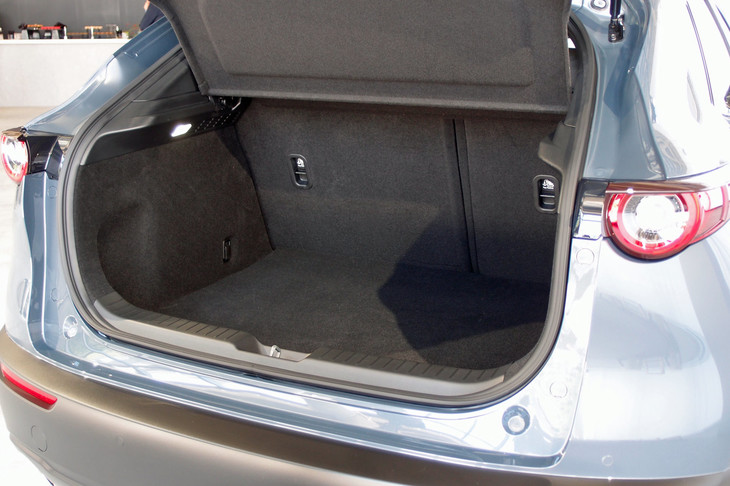 ラゲッジスペースも430リッターと、そこいらのCセグハッチバックより大きな容量を確保。後は、239万2500円～371万3600円という価格よね……。