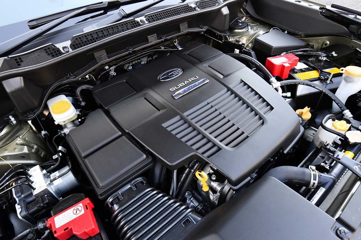 最新型「フォレスター」のエンジンは、マイルドハイブリッド機構付きの2リッター水平対向4気筒と、ターボで過給される1.8リッター水平対向4気筒の2タイプ。試乗車「フォレスター アドバンス」は前者を搭載する。