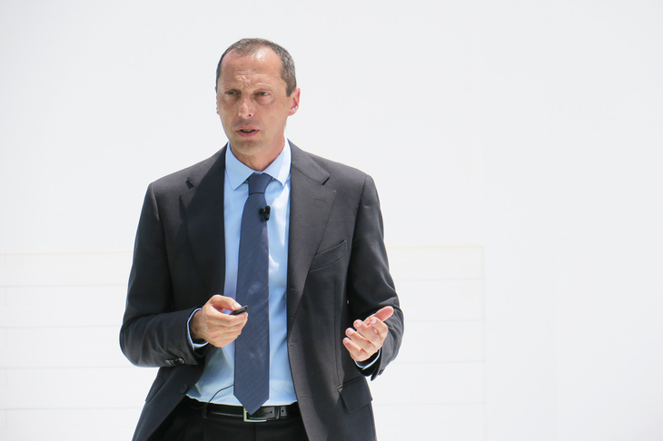 フェラーリ ジャパンのフェデリコ・パストレッリ社長。「美しいものが好きな人。クルマの運転が好きな人。そうした、人生を楽しみたい人にこそ、ぜひ試してほしい」と語った。