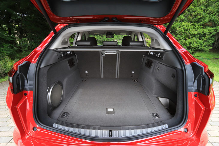 ラゲッジルームの容量は525リッター。テールゲートには電動開閉機構が標準装備される。