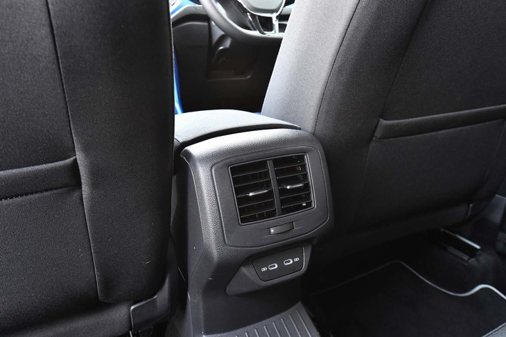 センターコンソールの後端には、後席用のエアコン吹き出し口とUSBコネクター（Type-C）がレイアウトされている。