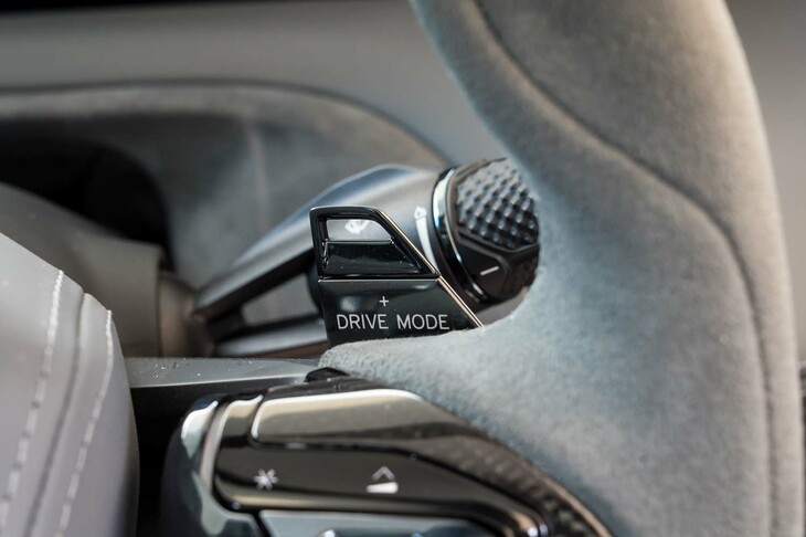 ドライブモードは「レンジ」「ツアー」「スポーツ」「トラック」にカスタマイズモードの「インディビジュアル」を加えた5種類で、ステアリングパドルでも切り替えが可能だ。