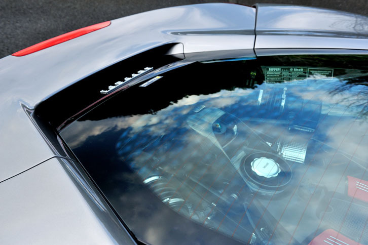 リアウィンドウの基部に開いたスロット状のインテークはブロウンスポイラーと呼ばれる。気流は車両の後方に排出され、ドラッグを軽減するよう工夫されている。