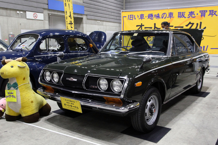 これもオートサークルの1971年「トヨペット・コロナ マークⅡハードトップ1900GSS」。結果的にこのモデル専用となった1.9リッター直4 DOHCの10R（8R-G）型エンジンを積んだ初代マークⅡのホットグレードで、イーグルマスクと称した顔つきを持つ最終型。専用スチールホイールを含めオリジナルの姿を保っている。