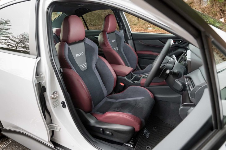 RECAROシートとウルトラスエードはいずれもオプション（標準装備は本革）。座面は薄くて硬く、路面状況が手に取るように分かる。