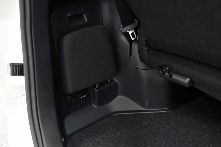 トヨタ・ノアS-Z＜7人乗り／ハイブリッド車＞（3列目シート中央席のヘッドレスト　※使用時以外は荷室側面に固定）