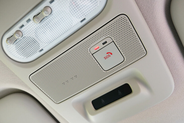 三菱eKクロスEV P（「SOSコール」の通報スイッチ）