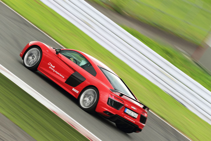 アウディドライブセレクトで「ダイナミック」を選択してもダンパーが突っ張る感触はない。サーキットでは足まわりのしなやかさが印象的だ。