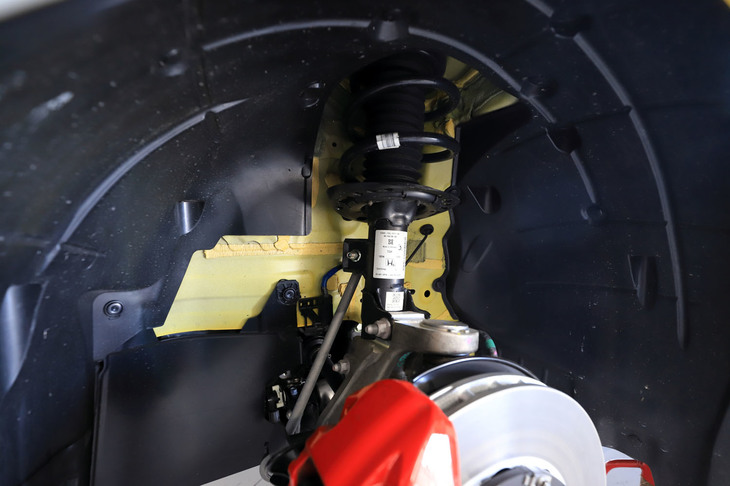 アダプティブダンパーシステムの制御プログラムは、専用タイヤを履く「リミテッドエディション」用にセッティングされている。フロントではフリクションの低減を図ったロアボールジョイントの採用やコンプライアンスブッシュの変更によって、サスペンションの剛性を10％アップしたという。