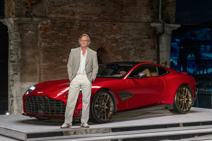 俳優のダニエル・クレイグと新型「ヴァンキッシュ」。堂々とした存在感が魅力のヴァンキッシュだが、それもそのはず。ボディーサイズは全長×全幅×全高＝4850×1980×1290mmもあるのだ。2＋2のシートレイアウトを持つ「DB12」より、全長は125mm、ホイールベースは80mmも長い。