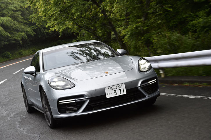 新型「パナメーラ」シリーズには、後輪操舵機構「リアアクスルステアリング」や3チャンバー式エアサスペンション、電気機械式ロール制御システムなどの新機軸が盛り込まれている。
