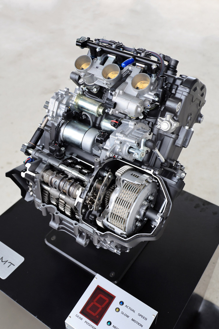 パワーユニットのカットモデル。トランスミッションの上部に、クラッチ操作とギアチェンジを担うアクチュエーター（筒状のモーター）が見える。