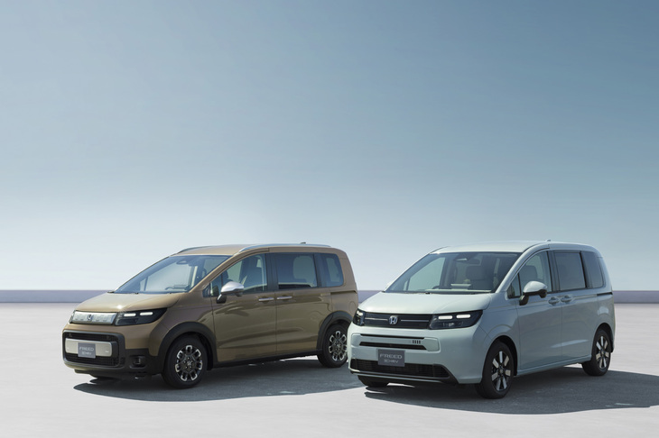 左が「フリード クロスター」、右が「フリード エアー」。価格はガソリンエンジンを搭載するエアー（6人乗り／FF車）の250万8000円から、「e：HEV」を搭載するクロスター（6人乗り／4WD車）の343万7500円まで。筆者の最寄り販売店によると、現在までの受注ではe：HEVの人気が圧倒的で、エアーが7割近くを占めるという。