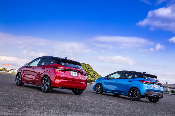 左が「ノート オーラ」、右が「ノート」。ボディーと同色化されたリアバンパーや17インチホイールなどで、両者を識別できる。