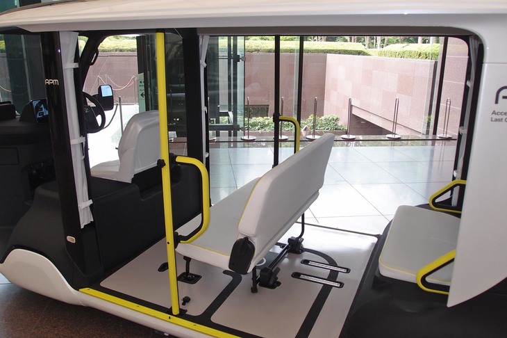 手前の黄色いポールはグリップ部が回転可能。乗員が使いやすいよう向きを変えられる。