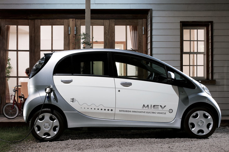 容量16kWhのバッテリーを搭載した上級仕様の「i-MiEV」も、2016年末の改良で262万4400円まで価格が引き下げられている。が、それでも通常の軽自動車と比べれば非常に高額だった。