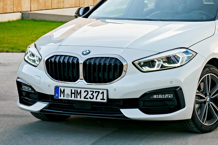 サイド側に引っ張られたヘッドランプと、既存の意匠のキドニーグリルを組み合わせた「1シリーズ」のフロントマスク。グリルとランプの間に関連性がなく、「顔の適当なところにポン、ポンと置いただけ」という印象を覚える。