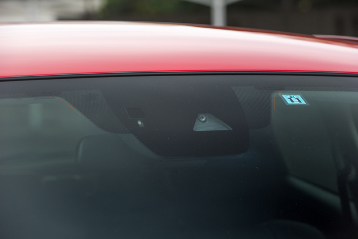 運転支援システムのセンサーについては、ミリ波レーダーに加えて新たにカメラを採用。自動緊急ブレーキが歩行者にも対応するようになったほか、従来は約4～30km/hだった作動速度域が、車両検知で約4～80km/h、歩行者検知で10～80km/hに拡大した。