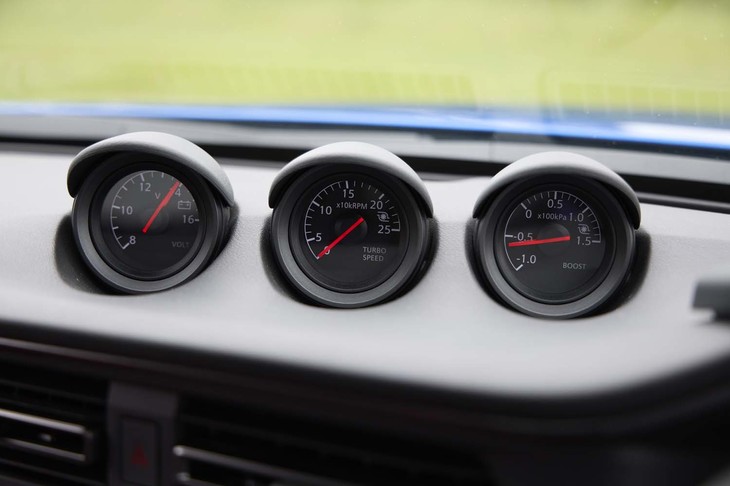 ダッシュボード中央に配置される3連メーター。右から順にブースト計、ターボ回転計、電圧計と並ぶ。