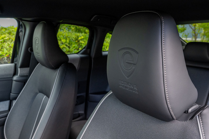 電動調整とヒーター機能が備わる特別仕様車「エディションR」のフロントシート。左右のヘッドレストには、ロータリーエンジンをモチーフとしたデザインやロゴが入っている。「エディションR」の車両本体価格は491万7000円。