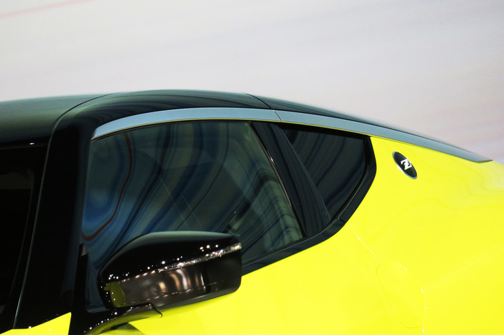 デザイナーの間で「刀」と呼ばれているルーフラインの装飾。