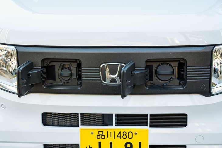 充電ポートは左右のヘッドランプ感に備わっている。写真右の急速充電用は11万円のオプション。