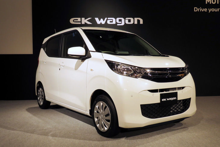 アンベールされた新型「eKワゴン」。商品戦略本部の吉川 淳氏いわく、誰にも嫌われない、誰にでも受け入れられるデザインを目指したという。