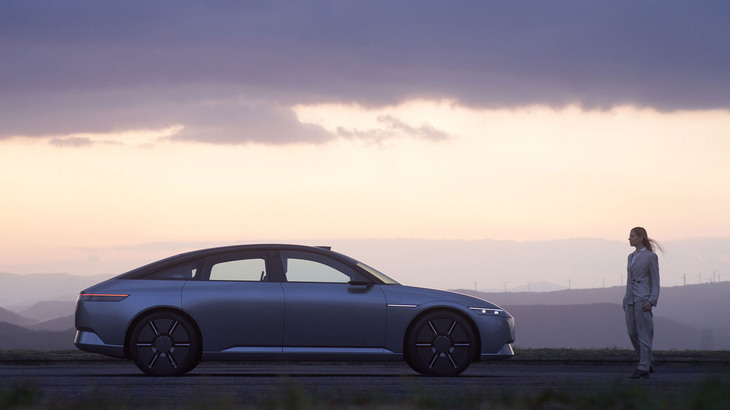 「アフィーラ」というブランド名には、「人がモビリティーを“知性を持つ存在”として『感じる』ことと、モビリティーがセンシングとネットワークに代表されるIT技術を用いて人と社会を『感じる』というインタラクティブな関係性への思いが込められている」という。