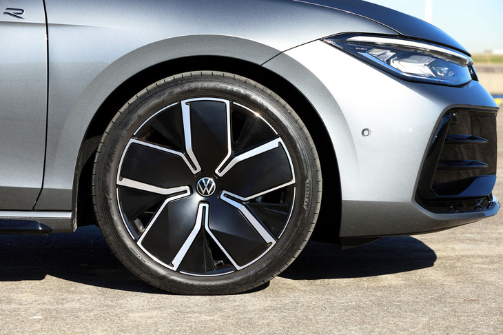 「Rライン」グレードには、タービン型のデザインが特徴的な19インチホイールが組み合わされる。