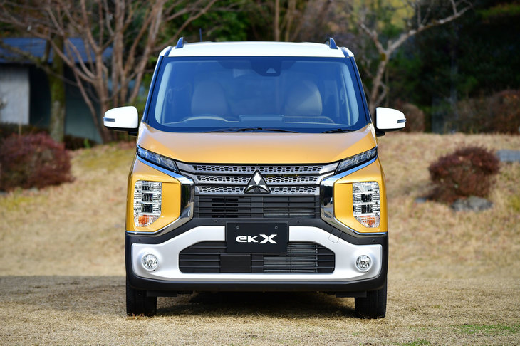 フロントに6つのランプを備える「eKクロス」。最廉価の「M」のみ、バンパーにフォグランプがないのでランプは4つとなる。