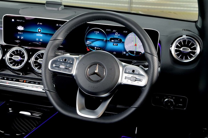 下方がフラットなデザインが特徴の「本革巻きマルチファンクションスポーツステアリング」。