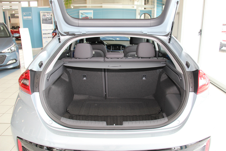 ラゲッジスペースの容量は5人乗車時で443リッター。後席を倒せば1505リッターにまで拡大できる。