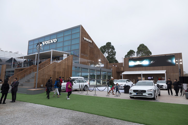 ボルボのパビリオンと、その脇に展示された5台の現行モデル。