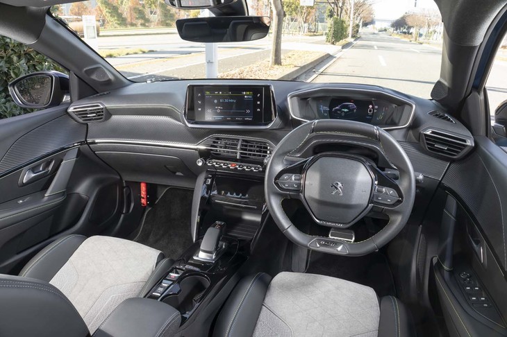インテリアの基本的な造形は、ガソリンエンジン車の「208」と同じ。ステアリングホイールのリムより上方に見るメーターが特徴的。