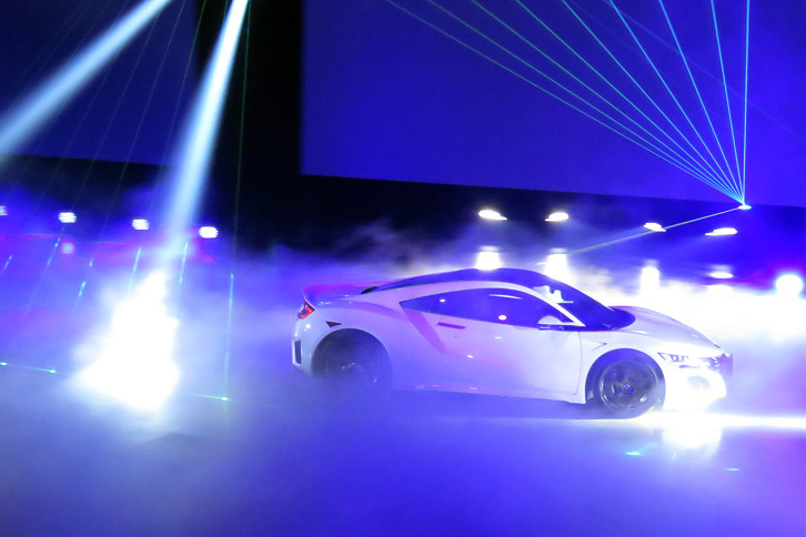 会場を縦横無尽に走り回る、新型「NSX」。