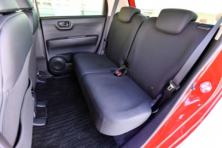 プラチナホワイトの前席とは表皮の色が異なる後席。前後のスライド機能はないものの、広々としたニールームが確保されている。