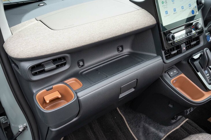 助手席の前方が掘り込まれ、収納スペースになっている。この部分にはまさに“シカクマル”が集まっている。