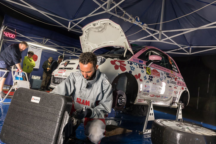サービスはイタリアのSPORTEC engineeringが担当。アバルト以外にもプジョーなどのラリー車を扱っており、参戦をサポートしてくれる心強い存在だ。