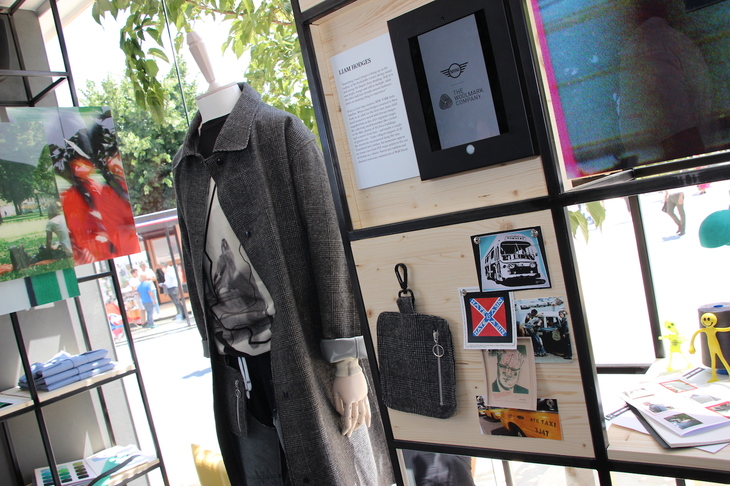 リアム・ホッジスの作品はニューヨークがテーマ。「子供の頃に両親と初めて訪ねたのはマンハッタン。そして大人になって訪れたブルックリンは、刺激的であると同時にかつて住んでいたかのようなデジャヴを覚えた」とコメントしている。“新しいけれどなじみがある”が作品のモチーフとなった。