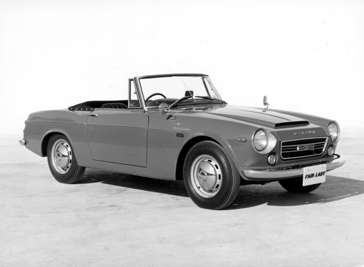 1967年「ダットサン・フェアレディ2000」（SR311）。再びフロントグリルのデザインが変わった。この前期型は後期型に比べてウインドシールドが低いため“ローウィンドウ”と俗称される。